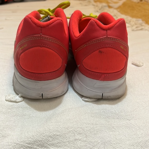 Nike tennis shoes - Picture 3 of 4